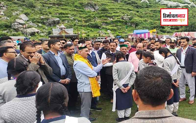 CM School Visit / मुख्यमंत्री का औचक स्कूल निरीक्षण, बच्चों से पूछे सामान्य ज्ञान के सवाल, नए भवन की घोषणा
