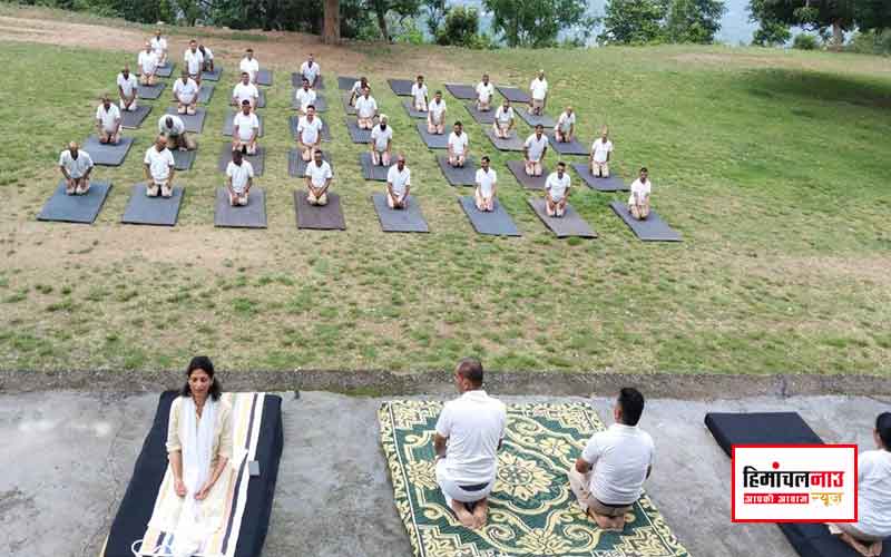 International Yoga Day / अंतर्राष्ट्रीय योग दिवस पर नाहन के होमगार्ड प्रशिक्षण केंद्र में योग शिविर का आयोजन, जवानों ने सीखा तनावमुक्त रहने का तरीका
