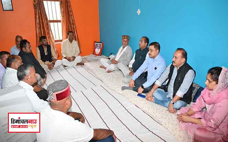 पच्छाद में बलदेव भंडारी के घर पहुंचे नेता प्रतिपक्ष जयराम ठाकुर, पिता के निधन पर जताई संवेदना