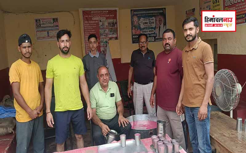 जोल बाजार में निर्जला एकादशी पर दुकानदारों ने श्रद्धा से लगाई छबील, राहगीरों को बांटा ठंडा जल