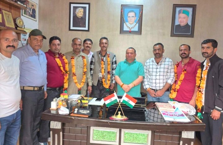 रेणुका में भाजपा को बड़ा झटका: 5 परिवार कांग्रेस में शामिल, पंचायती राज चुनाव से पहले सियासी हलचल तेज