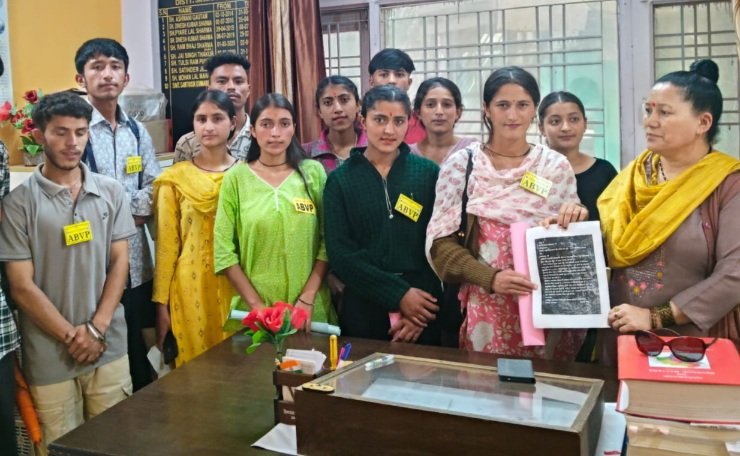 नौकरी प्रशिक्षु नीति के खिलाफ हरिपुरधार में विद्यार्थी परिषद का प्रदर्शन