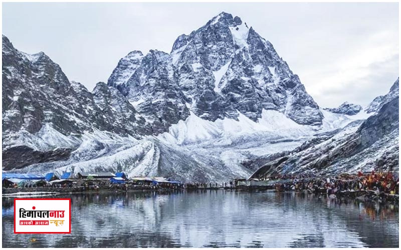 भरमौर की चोटियों पर सीजन की पहली बर्फबारी, बढ़ी ठंड, गर्म कपड़ों में लिपटे लोग