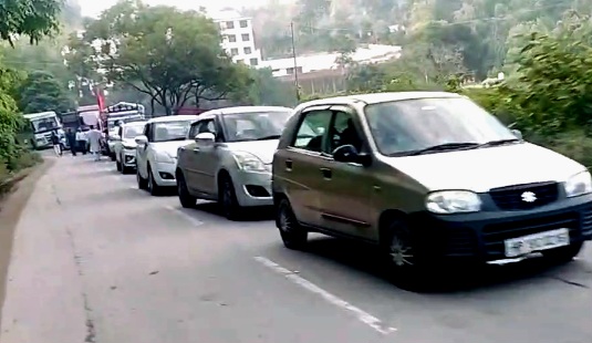 खजूरना पुल के पास पेड़ गिरने से एनएच-07 पर घंटों तक यातायात बाधित, जर्जर पुल बना मुसीबत