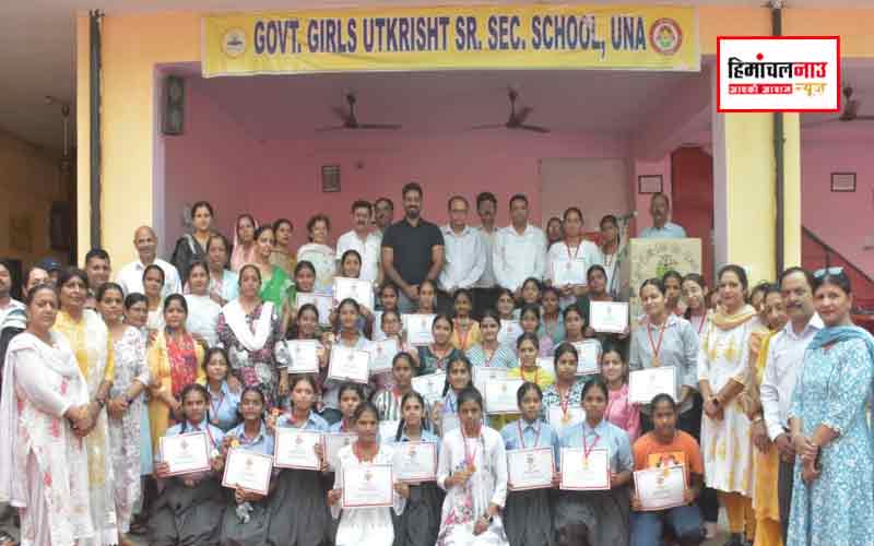 राजकीय कन्या विद्यालय ऊना में छात्राओं से मिले उपायुक्त, 42 मेधावियों को किया सम्मानित