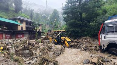 सिरमौर में भारी बारिश से ₹1.32 करोड़ का नुकसान: 43 सड़कें बंद, घरों और मंदिर को भी क्षति