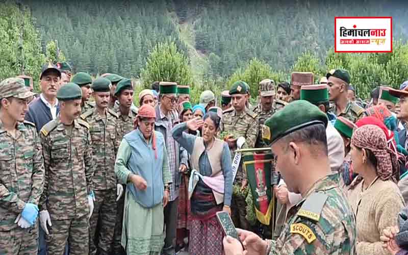 Martyr Pushpendra Kinnaur /  असम में शहीद हुए जवान पुष्पेंद्र को अंतिम विदाई, पत्नी ने सैल्यूट कर दी विदाई