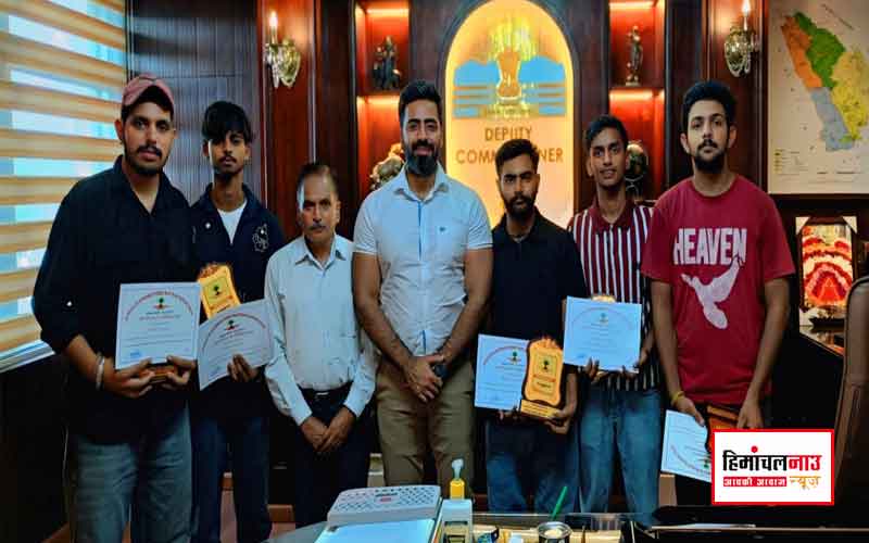 ऊना के युवाओं ने लगाए 250 पौधे, उपायुक्त जतिन लाल ने पर्यावरणीय पहल के लिए किया सम्मानित