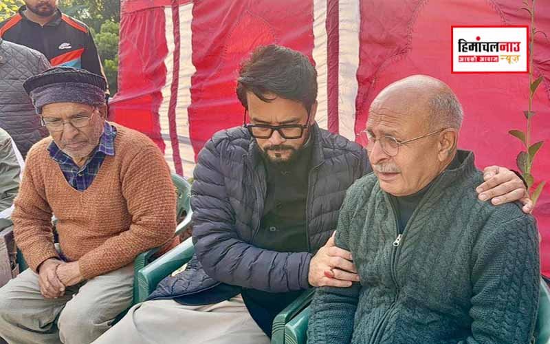 अनुराग ठाकुर ने विंग कमांडर नमांश सयाल को दी श्रद्धांजलि, शहीद के घर पहुंचे और परिजनों से की भेंट