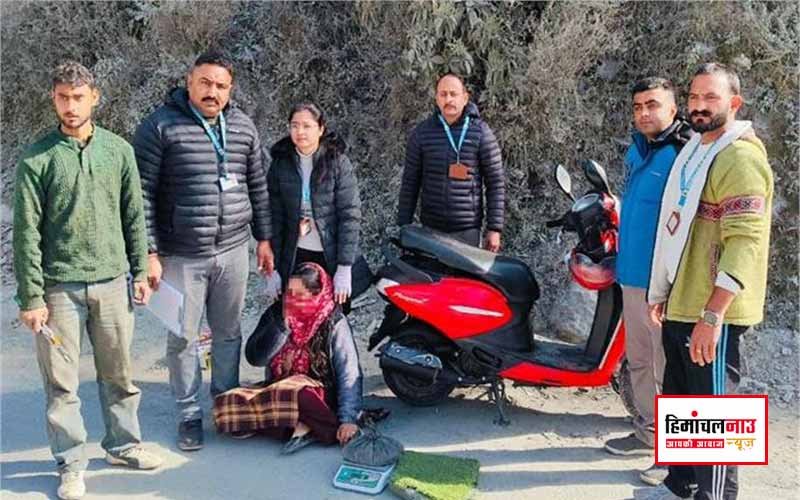 बनीखेत में एसआईयू की कार्रवाई, स्कूटी की डिक्की से चरस के साथ महिला गिरफ्तार