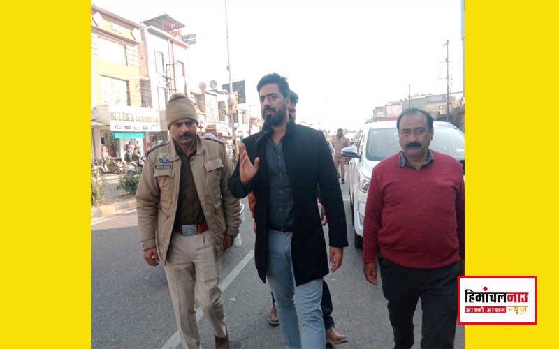 ऊना प्रशासन ने मैहतपुर बाजार में अव्यवस्था सुधार को तेज किया, डीसी ने नो पार्किंग–नो वेंडिंग स्थलों का किया निरीक्षण