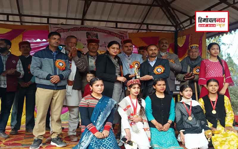 देवल टिकरी स्कूल में वार्षिक पारितोषिक समारोह, विधायक रीना कश्यप ने कक्ष निर्माण हेतु दो लाख देने की घोषणा