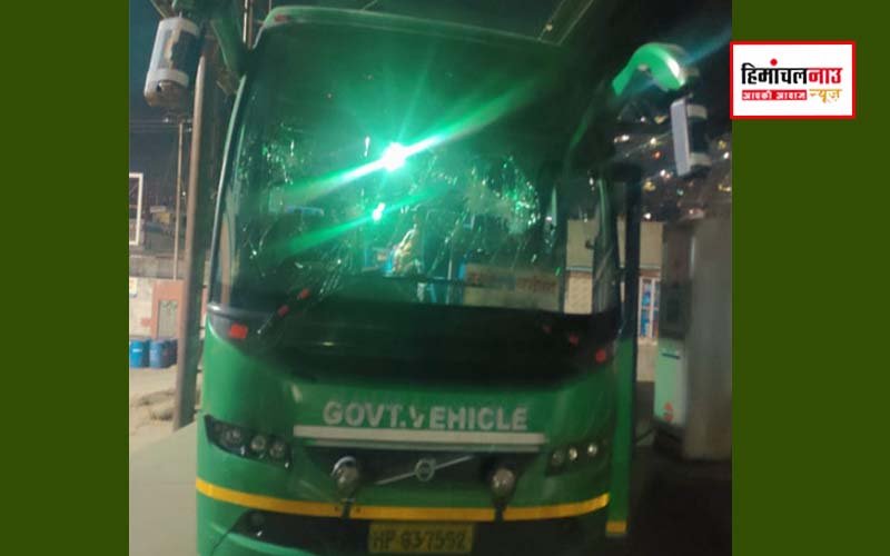 कुल्लू बस स्टैंड पर सीट विवाद के बाद युवकों ने वोल्वो बस के शीशे तोड़े