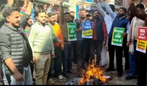 नाहन में युवा कांग्रेस का प्रदर्शन, प्रधानमंत्री का पुतला फूंका