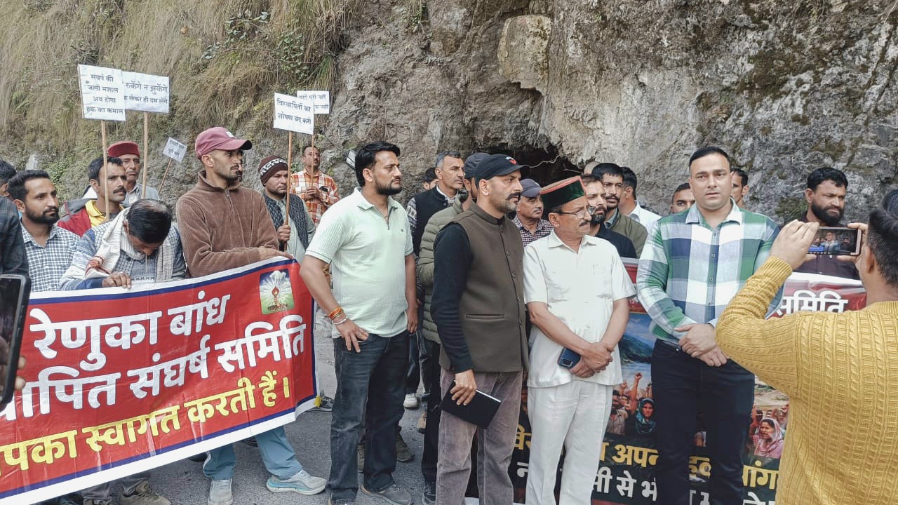 मांगें पूरी न होने पर भड़की रेणुका बांध विस्थापित संघर्ष समिति,रोका काम