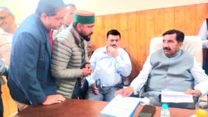 शिलाई दौरे में संविदा कर्मचारियों ने उपमुख्यमंत्री से की मुलाकात