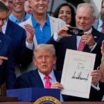 अमेरिका में डॉलर नोट पर डोनाल्ड ट्रंप के हस्ताक्षर जोड़े जाएंगे।