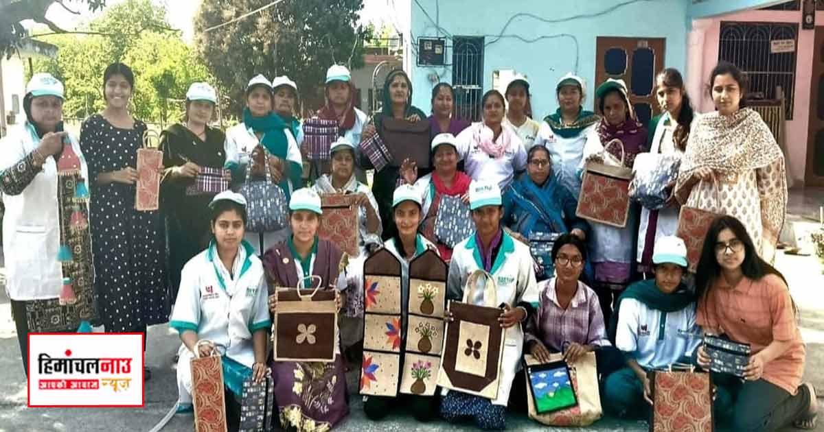 महिलाएं छपरोह में जूट उत्पाद निर्माण का कौशल रहीं हैं सीख