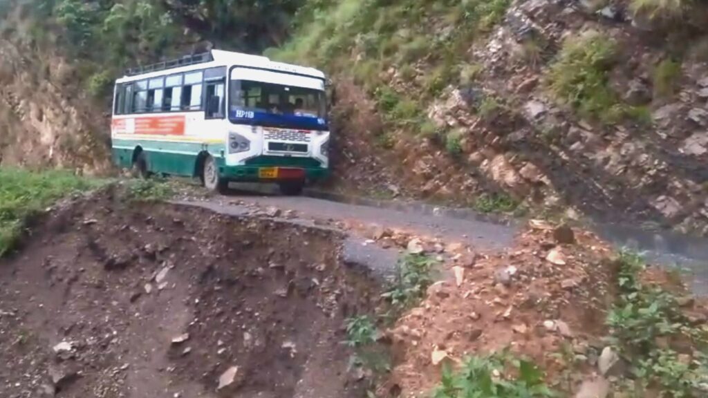 खदराड़ी के पास “मौत की सड़क”, बिना डंगे के गुजर रही बसें, हर पल हादसे का खतरा