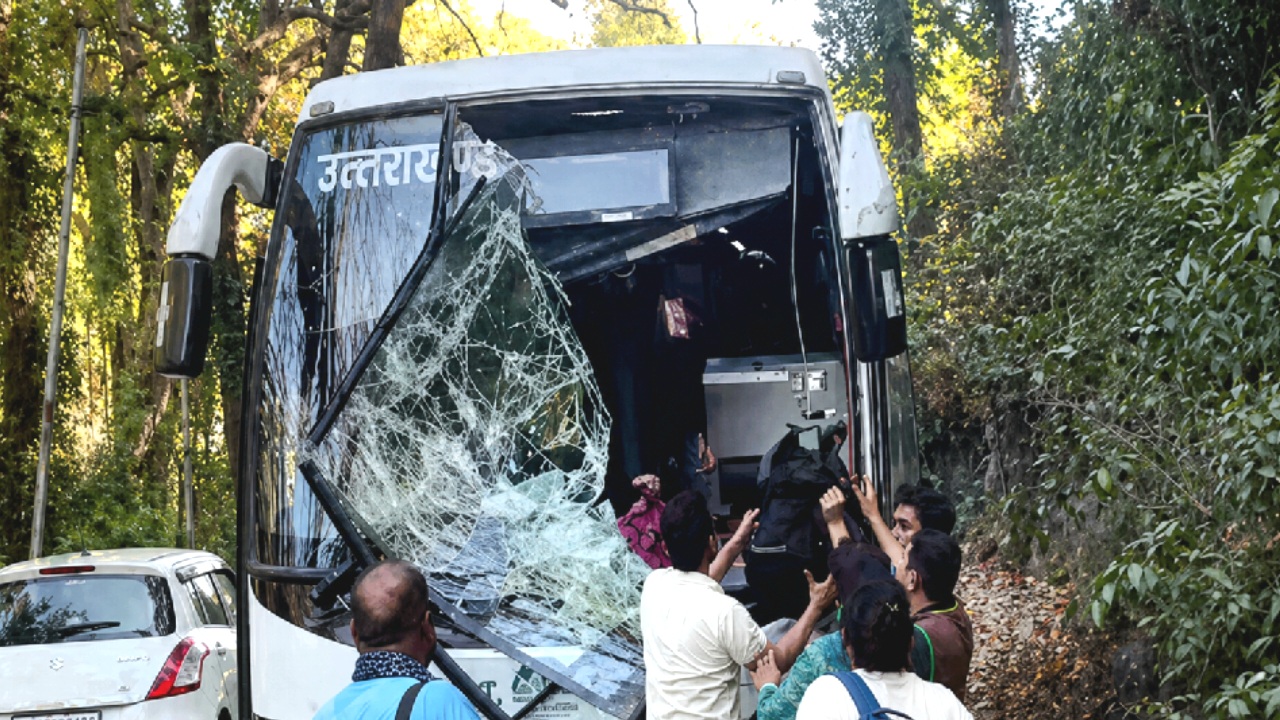 खजुरना पुल पर बस-ट्रक की जोरदार भिड़ंत, शीशे तोड़कर निकाले गए यात्री