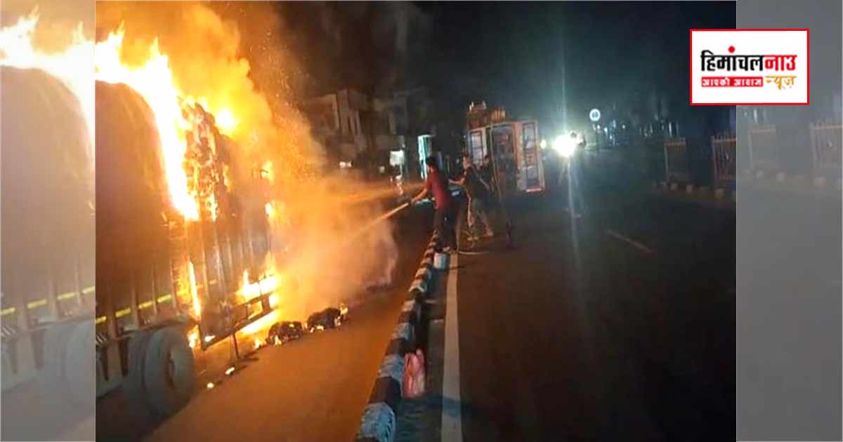 डमटाल बाजार में ट्रक में शॉर्ट सर्किट से आग, हाईवे पर घटना में वाहन पूरी तरह क्षतिग्रस्त