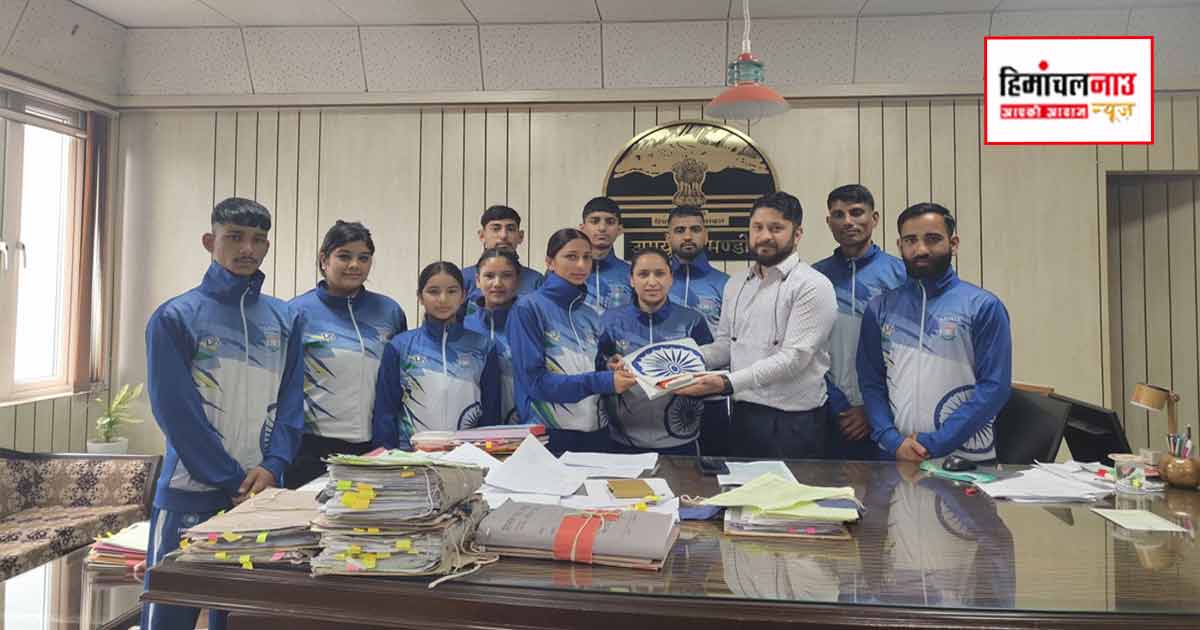 हिमाचल के 10 खिलाड़ी नेपाल में एशियन स्वात किकबॉक्सिंग में दिखाएंगे दम, मंडी से टीम रवाना
