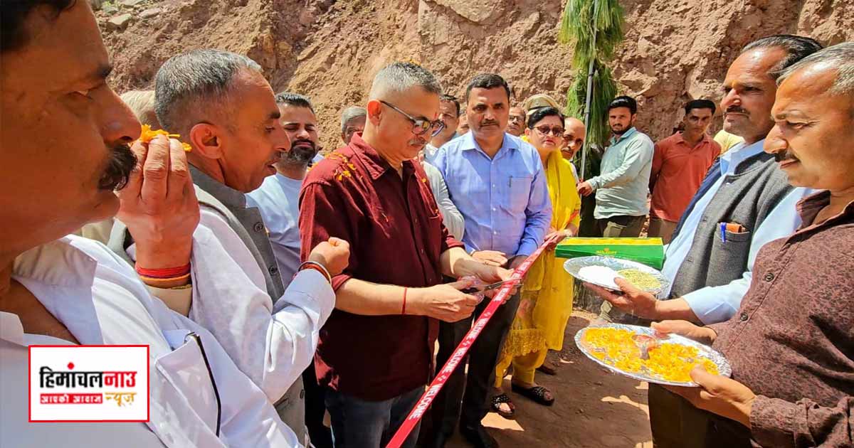 मंडलाहां में पहली बार दौड़ी बस: पगडंडियों से सड़क तक, छतों से लोगों ने कैद किया ऐतिहासिक नजारा