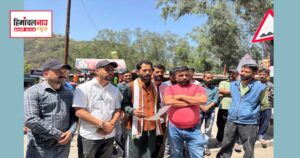 सतौन में तीन मांगों को लेकर विशाल धरना, प्रशासन को दी चेतावनी