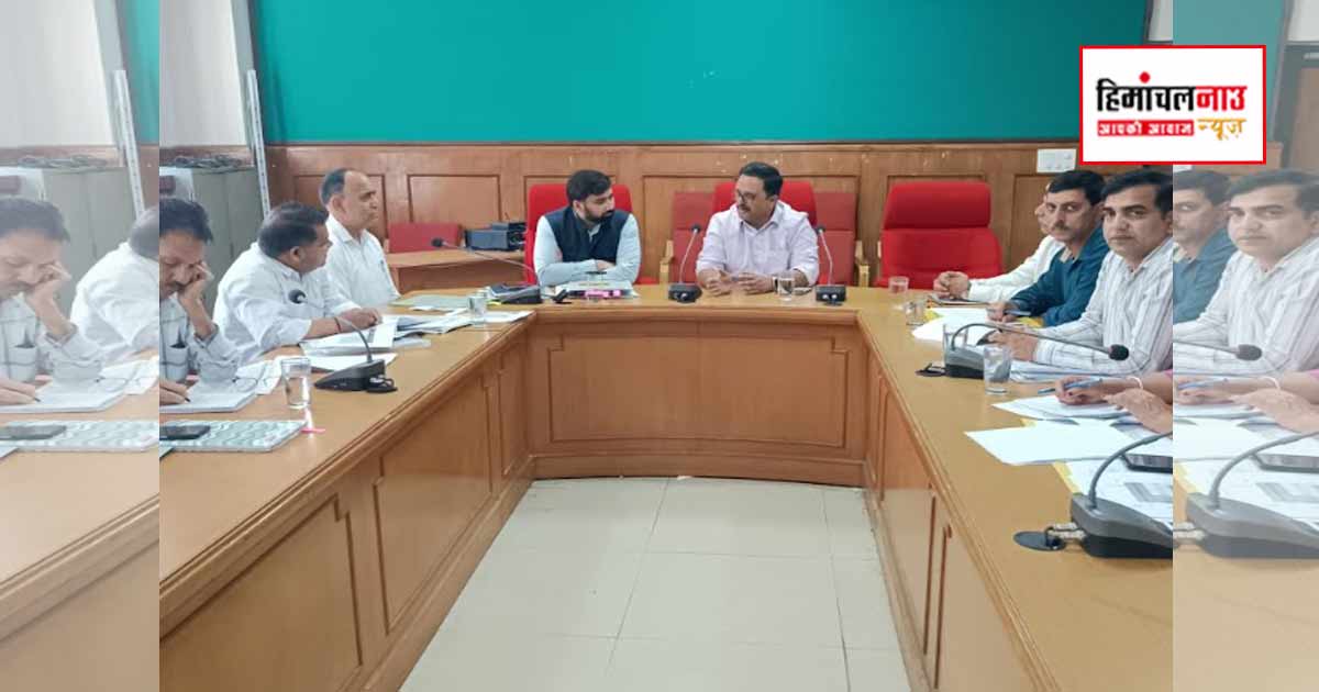 सोलन में विकास कार्यों की समीक्षा बैठक, उपायुक्त ने लंबित कार्यों को प्राथमिकता से पूरा करने के दिए निर्देश