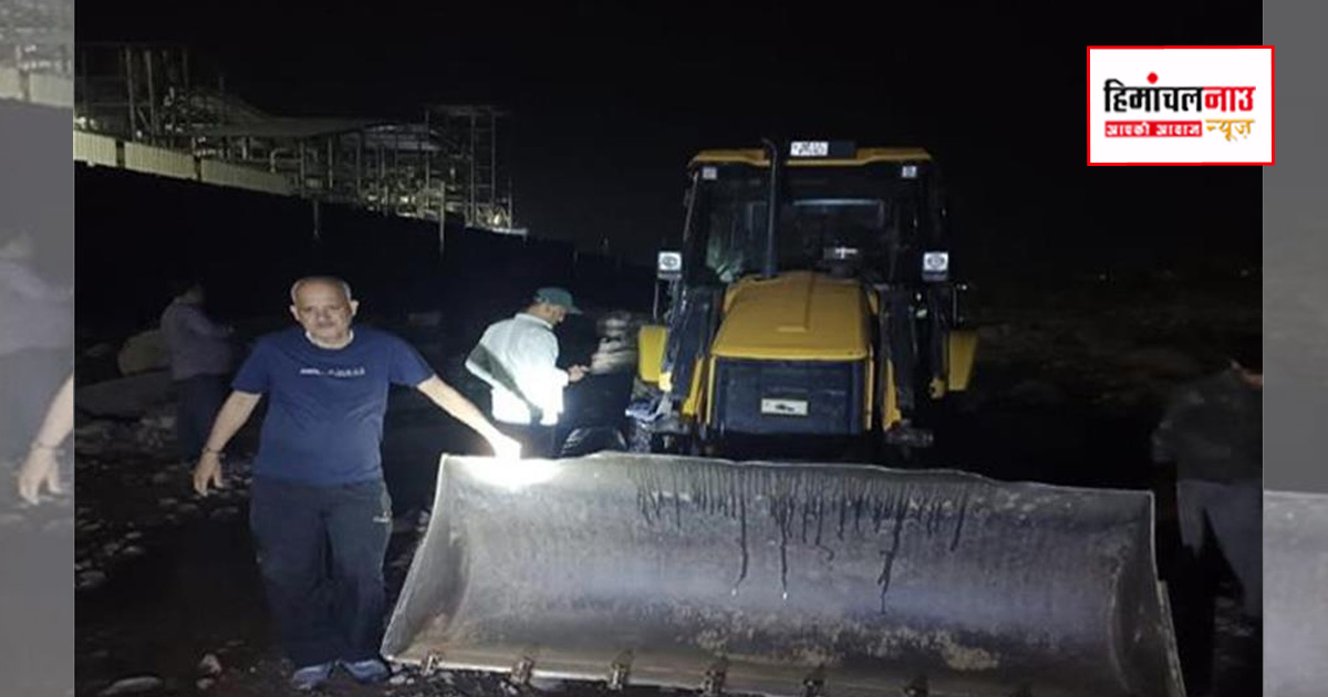 नालागढ़ के महादेव खड्ड में अवैध खनन पकड़ा, माइनिंग विभाग ने जेसीबी और टिप्पर जब्त किए