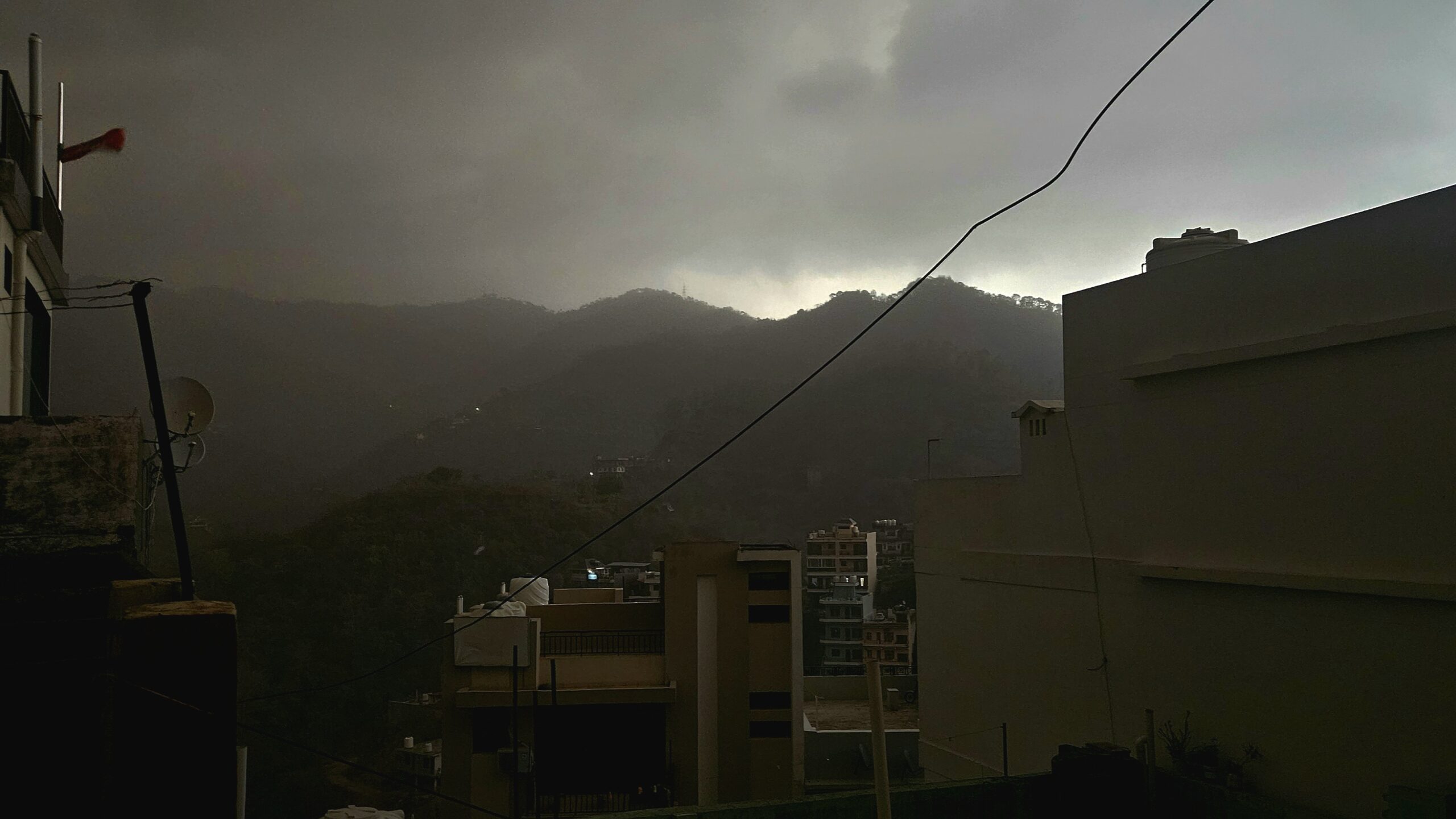 सिरमौर में दिन में ही छाया अंधेरा, सुबह 9 बजे सड़कों पर वाहनों ने जलाई लाइटें