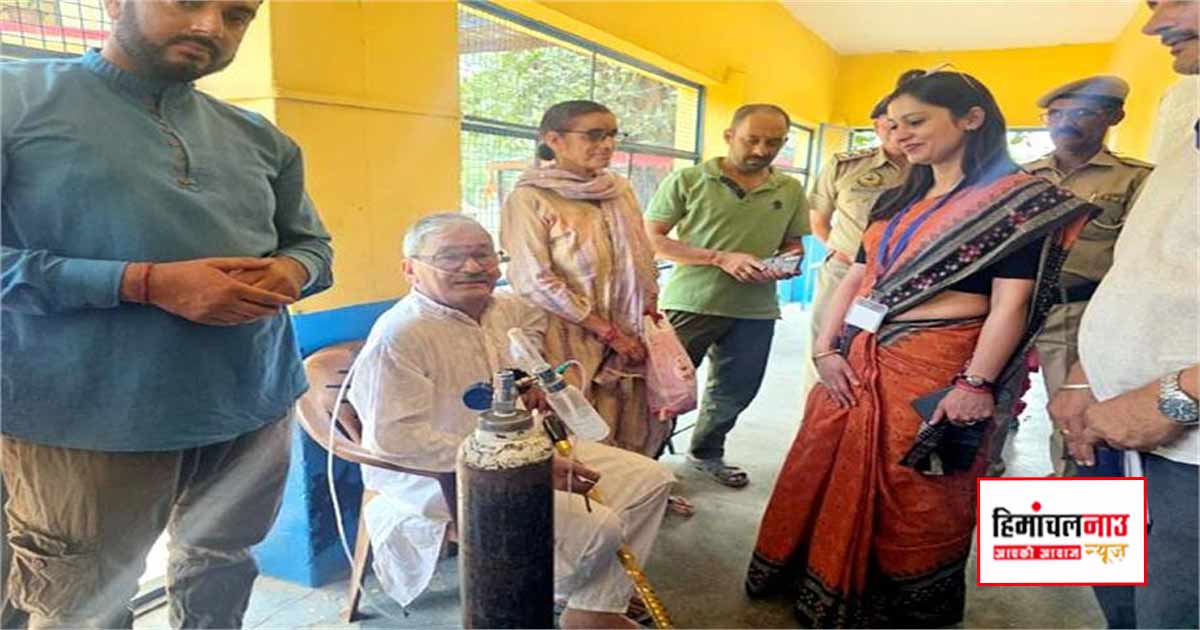 Election / नलवाड़-जुखाला में ऑक्सीजन सिलेंडर के साथ मतदान केंद्र पहुंचे वरिष्ठ मतदाता