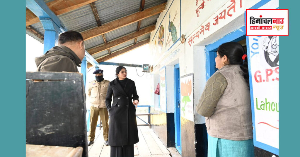 प्राथमिक पाठशाला तांदी का निरीक्षण करती उपायुक्त किरण भड़ाना