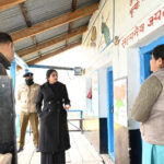 प्राथमिक पाठशाला तांदी का निरीक्षण करती उपायुक्त किरण भड़ाना