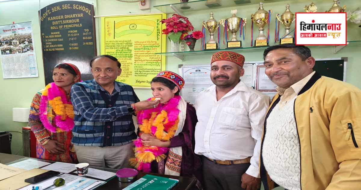 किसान पिता के साथ खेतों में व घर पर माता के कामों में भी हाथ बटाती है आरूषी शर्मा