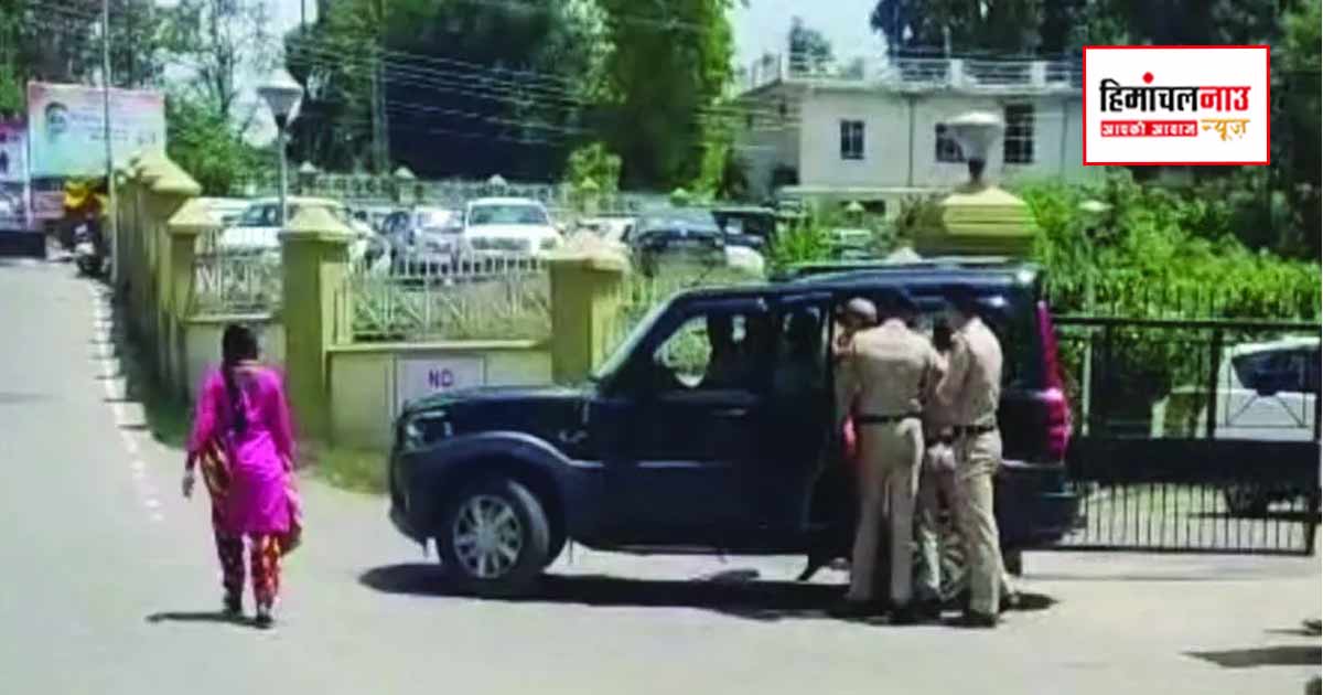 हमीरपुर कोर्ट परिसर में हथियार लेकर पहुंचे व्यक्ति को पुलिस ने हिरासत में लिया