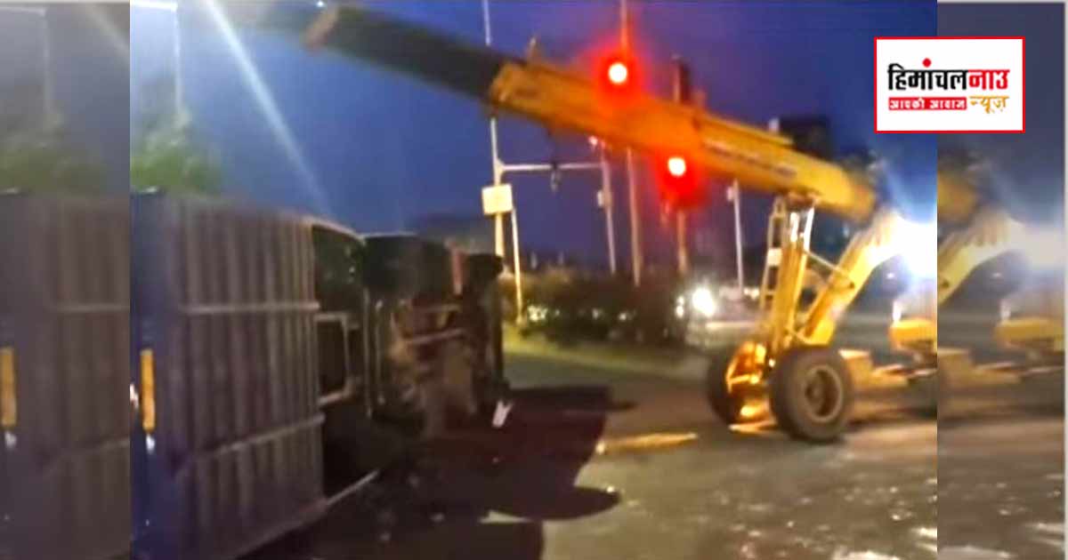 Accident / मनाली से दिल्ली जा रही स्लीपर बस जीरकपुर में ट्रक से टकराकर पलटी, 20 से अधिक यात्री घायल