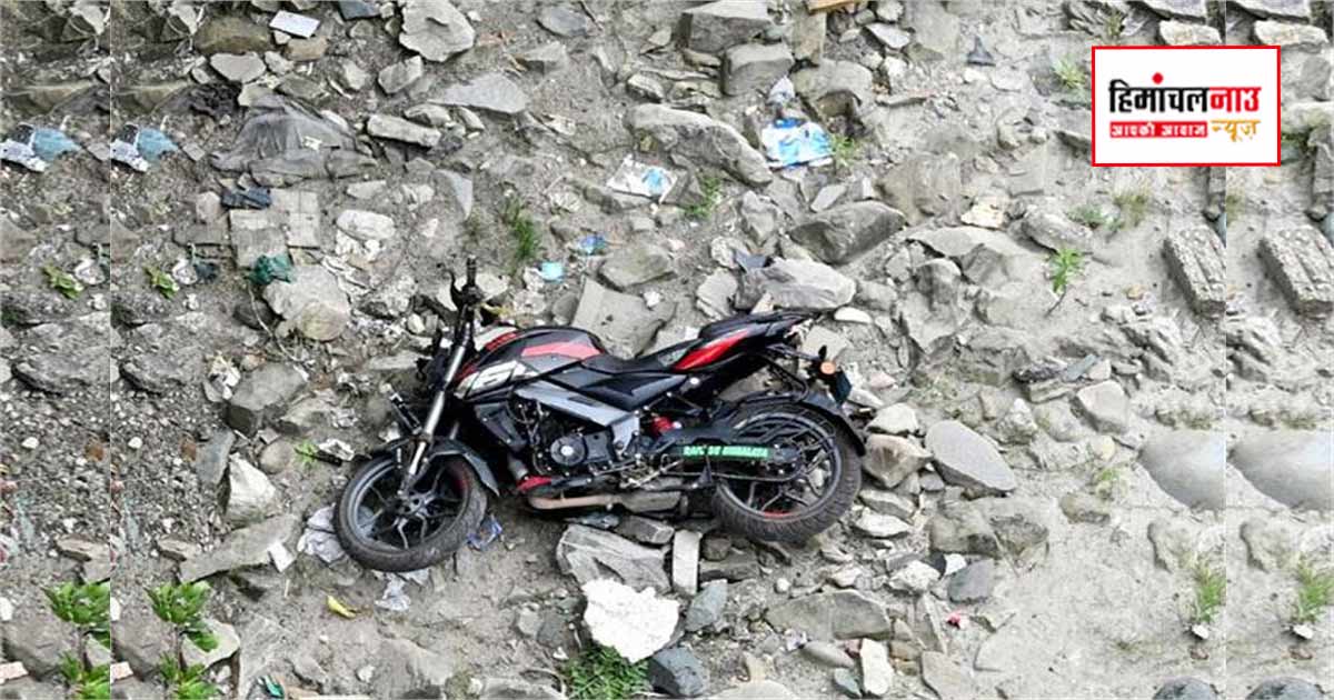 Accident / आईटीआई चौक पर रेलिंग तोड़कर खड्ड में गिरी बाइक, चालक घायल