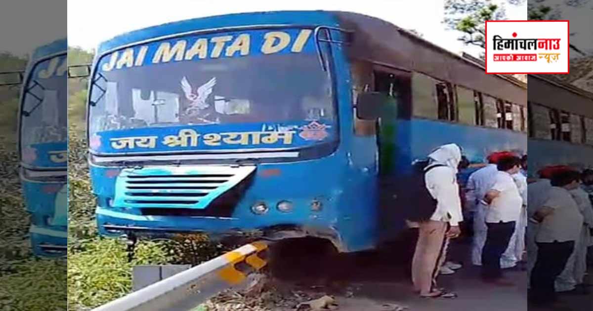 Accident / श्री नैना देवी से लौट रहे श्रद्धालुओं की बस हादसे से बची, प्रशासन ने यात्रियों को सुरक्षित निकाला