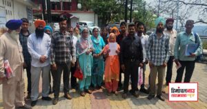संतोखगढ़ भूमि विवाद को लेकर शिकायत करते ग्रामीण