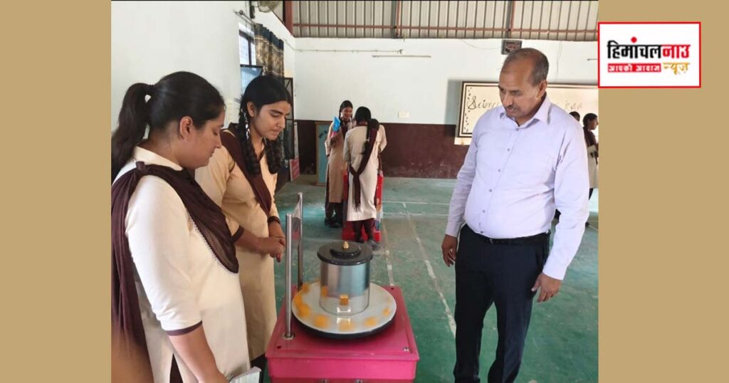 अम्ब स्कूल में आयोजित वैज्ञानिक कार्यशाला में शामिल विद्यार्थी