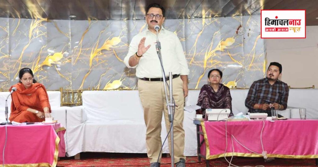 सोलन नगर निगम चुनाव प्रशिक्षण कार्यक्रम में मौजूद अधिकारी