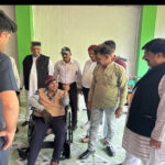 अस्वस्थ युवक को व्हील चेयर भेंट करते विधायक विवेक शर्मा