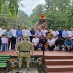 पालमपुर में कैप्टन सौरभ कालिया की प्रतिमा पर श्रद्धांजलि अर्पित करते विधायक आशीष बुटेल