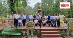 पालमपुर में कैप्टन सौरभ कालिया की प्रतिमा पर श्रद्धांजलि अर्पित करते विधायक आशीष बुटेल