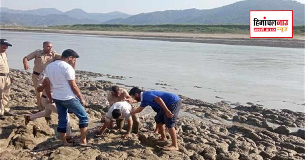 सतलुज नदी किनारे दलदल में फंसे व्यक्ति को पुलिस और फायर ब्रिगेड ने सुरक्षित निकाला