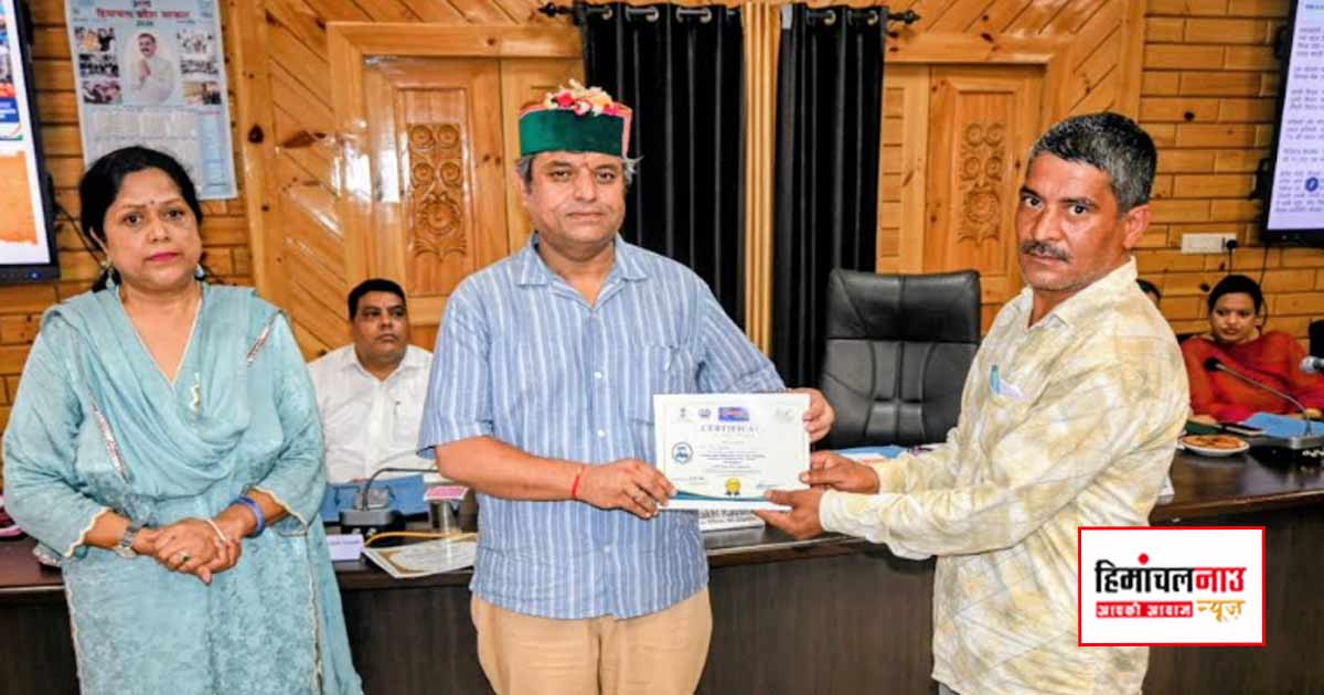 चंबा में पीएम स्वनिधि महोत्सव का आयोजन, स्ट्रीट वेंडरों को योजनाओं की जानकारी देकर किया गया सम्मानित