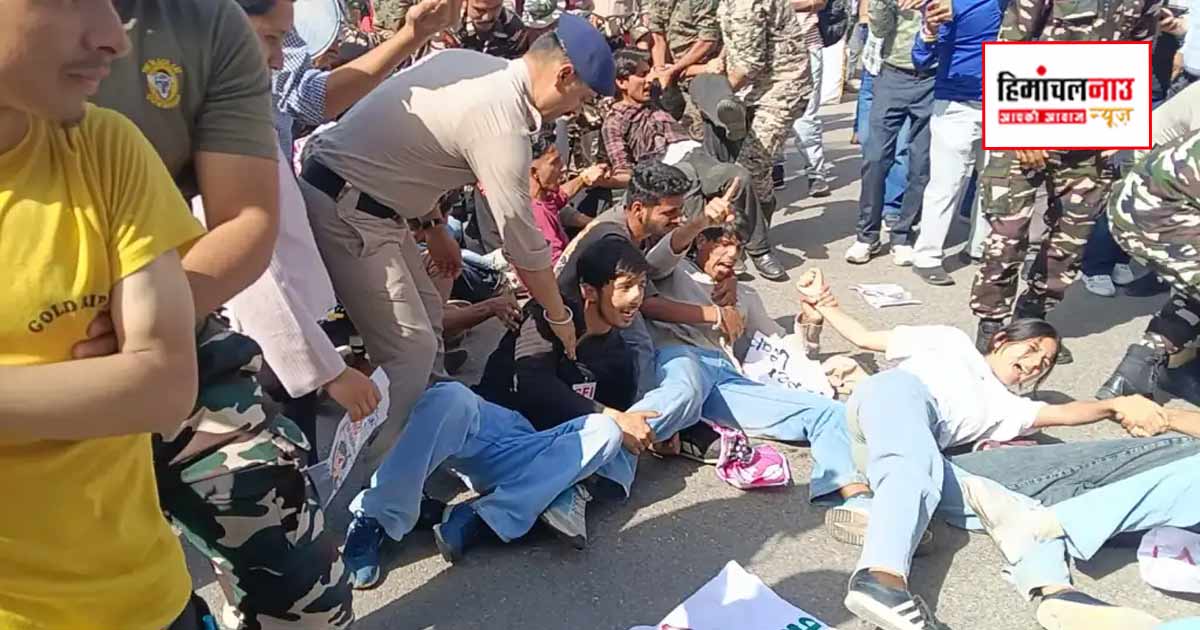 शिमला में नीट समेत राष्ट्रीय परीक्षाओं की अनियमितताओं के विरोध में एसएफआई का प्रदर्शन, शिक्षा मंत्री के इस्तीफे की मांग