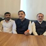 नाहन में पत्रकार वार्ता को संबोधित करते सांसद सुरेश कश्यप