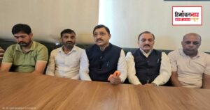 नाहन में पत्रकार वार्ता को संबोधित करते सांसद सुरेश कश्यप
